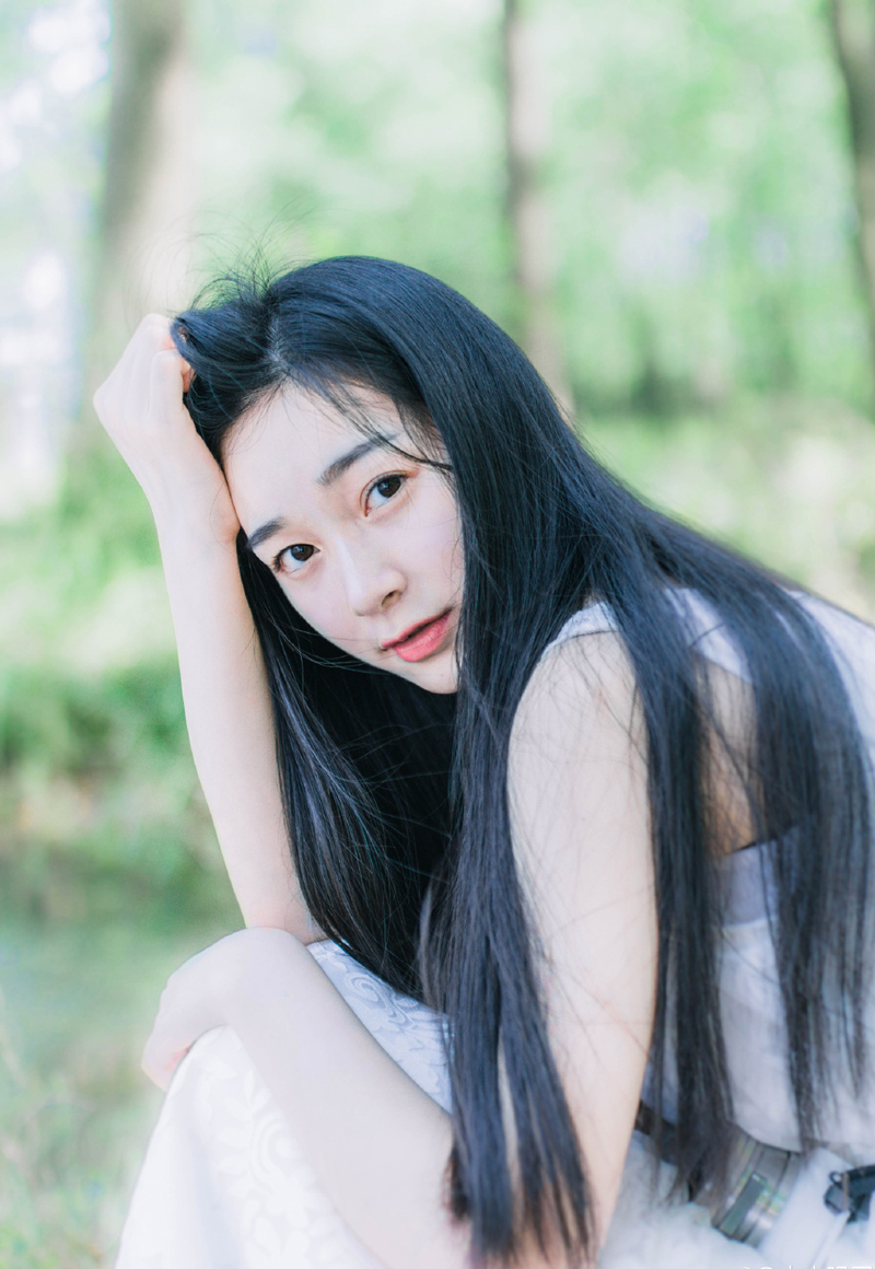 一声闷响伴随着刺耳的骨骼碎裂声中，虎卫魁梧的身体就这么仿佛遭到重物撞击一般离地而起，眼中还带着愕然的表情，胸口却整个凹陷下去。